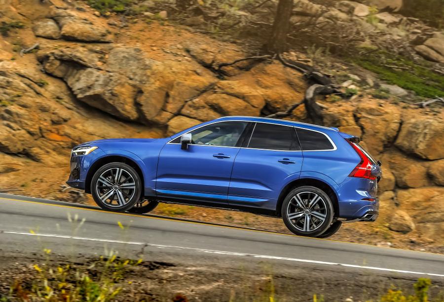  Volvo XC60 T6 R-Design 2017 года  (NA) (фото 2 из 12)
